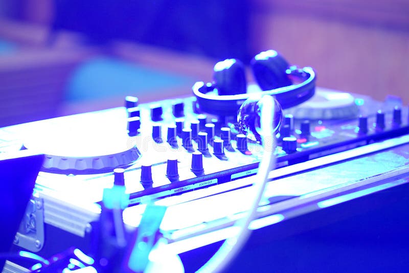 Dj melanżer przy klubem nocnym zdjęcie royalty free Dj melanżer przy klubem nocnym zdjęcie royalty free