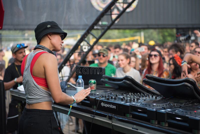 Dj Nastia выполняя комплект в реальном маштабе времени стоковая фотография