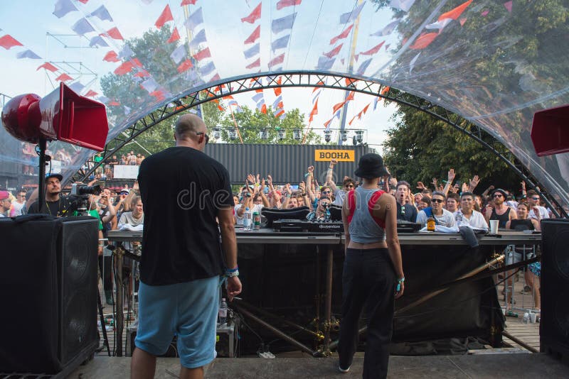 Dj Nastia выполняя комплект в реальном маштабе времени стоковое фото rf