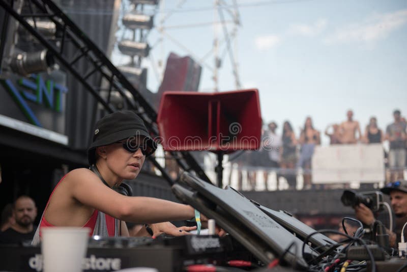 Dj Nastia выполняя комплект в реальном маштабе времени стоковое изображение rf