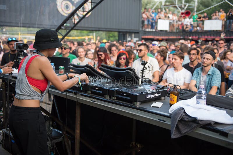 BONTIDA, РУМЫНИЯ - 20-ОЕ ИЮЛЯ 2018: Украинец Dj Nastia выполняя комплект в реальном маштабе времени на электрическом фестивале замка