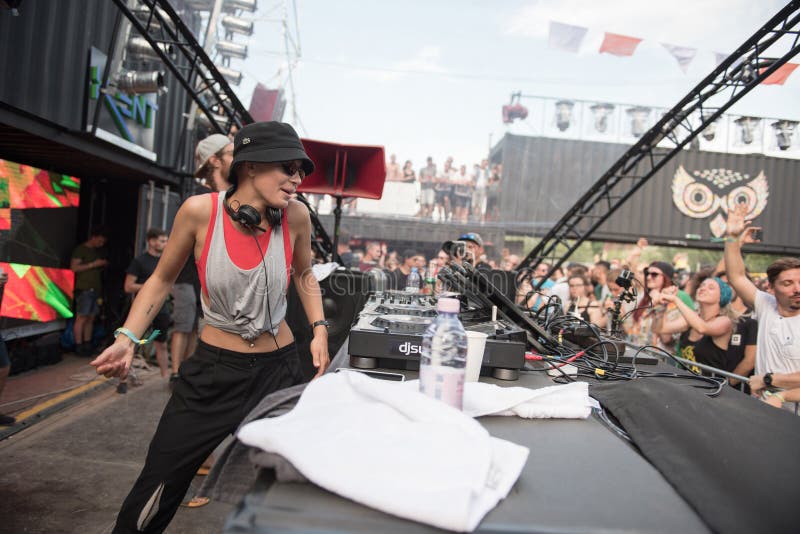 Dj Nastia выполняя комплект в реальном маштабе времени стоковая фотография rf
