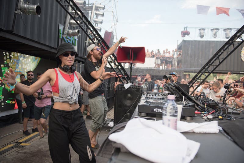 Dj Nastia выполняя комплект в реальном маштабе времени стоковое изображение