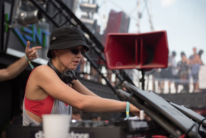 Dj Nastia выполняя комплект в реальном маштабе времени стоковые изображения rf