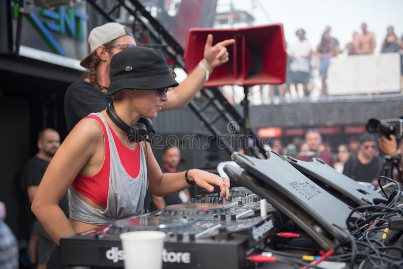 Dj Nastia выполняя комплект в реальном маштабе времени стоковое изображение