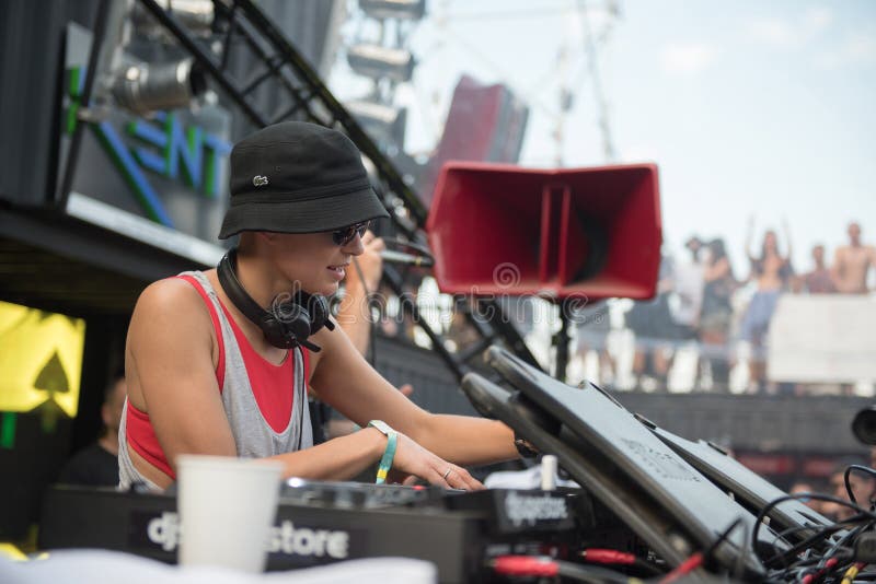 Dj Nastia выполняя комплект в реальном маштабе времени стоковая фотография rf