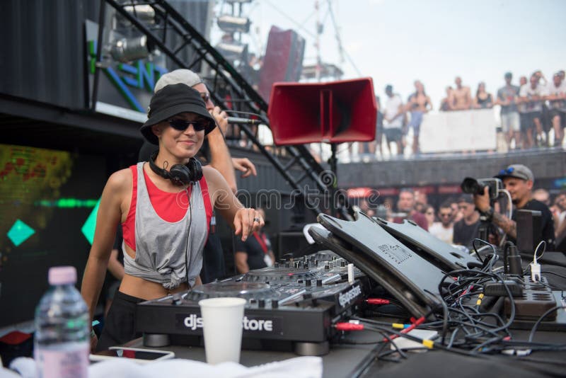 Dj Nastia выполняя комплект в реальном маштабе времени стоковое фото