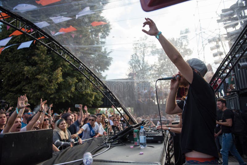 Dj Nastia выполняя комплект в реальном маштабе времени стоковая фотография rf