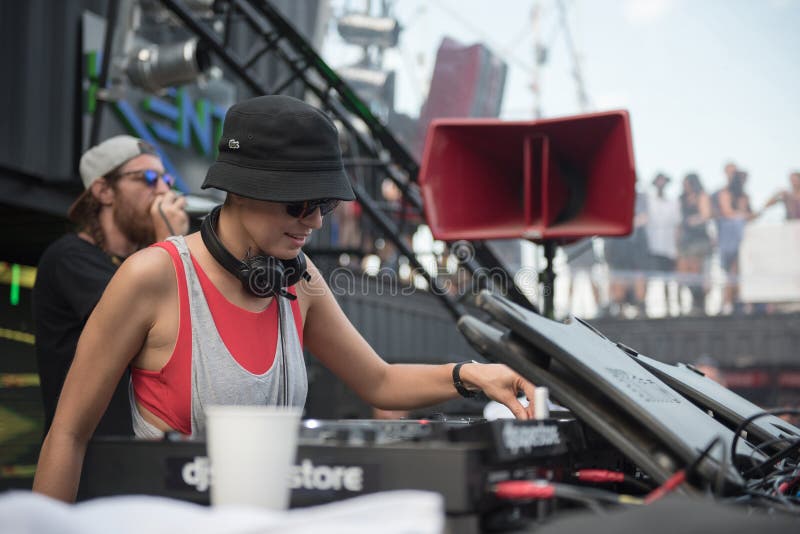 Dj Nastia выполняя комплект в реальном маштабе времени стоковые изображения