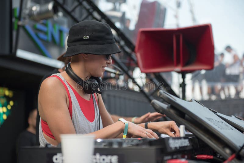 Dj Nastia выполняя комплект в реальном маштабе времени стоковое изображение rf