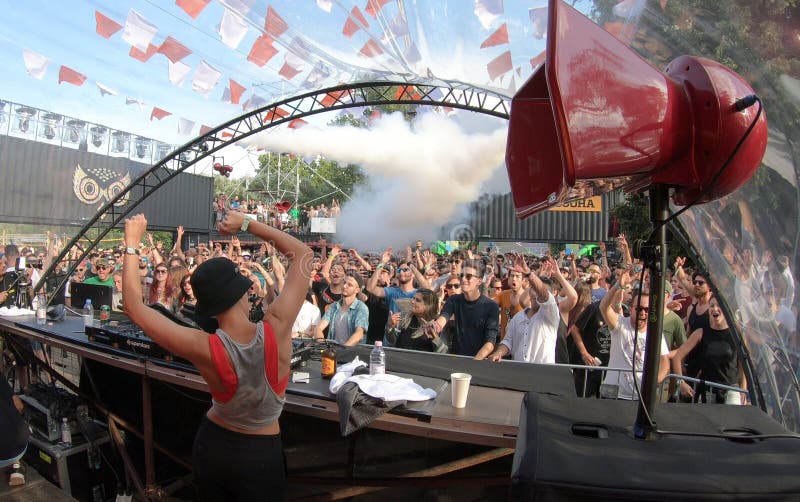 Dj Nastia выполняя комплект в реальном маштабе времени стоковое фото rf