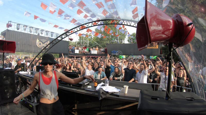 Dj Nastia выполняя комплект в реальном маштабе времени стоковые фотографии rf