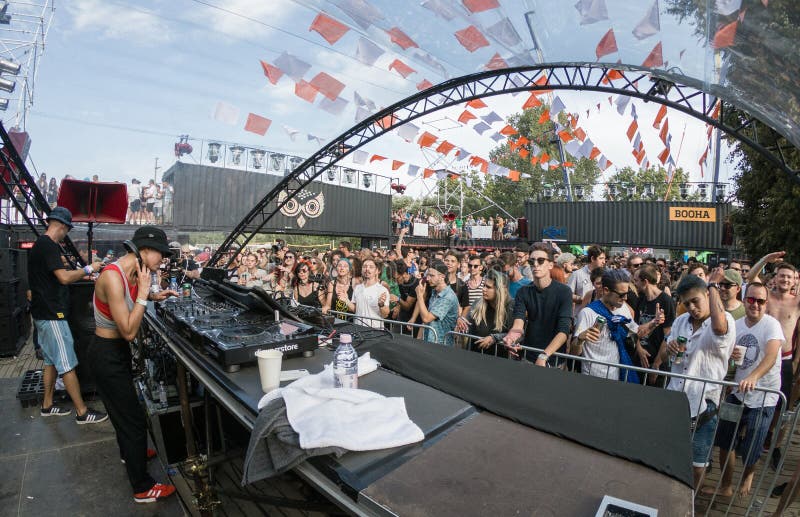 Dj Nastia выполняя комплект в реальном маштабе времени стоковые фото