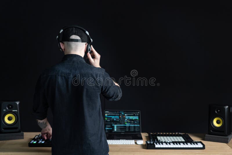 Dj obs?uguje tworzy elektroniczn? muzyk? w studiu obraz stock Dj obs?uguje tworzy elektroniczn? muzyk? w studiu obraz stock