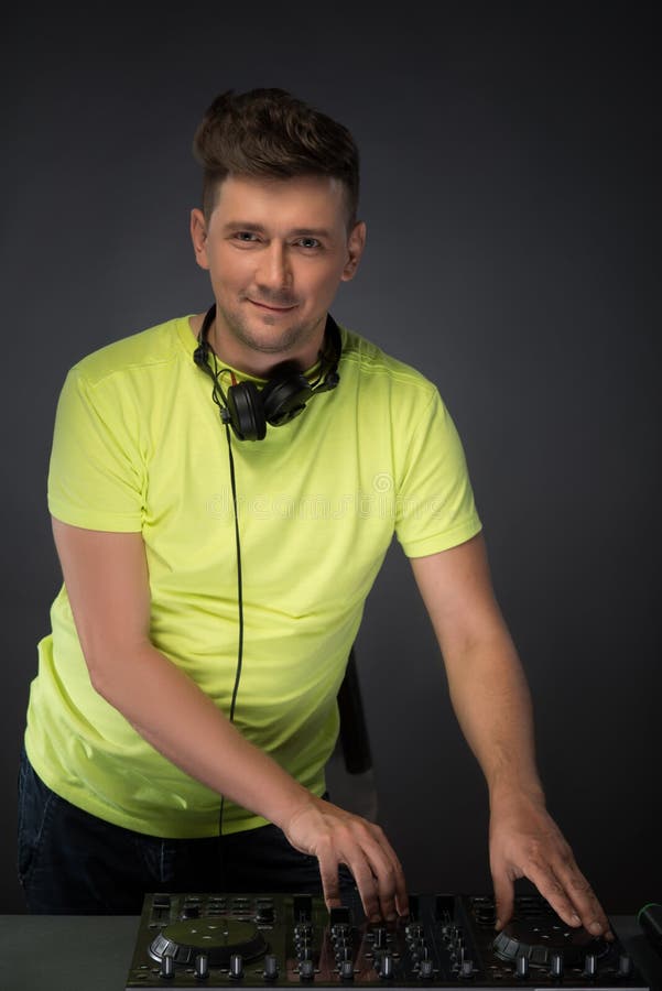 Dj przy pracą odizolowywającą na zmroku popielatym tle zdjęcie royalty free Dj przy pracą odizolowywającą na zmroku popielatym tle zdjęcie royalty free
