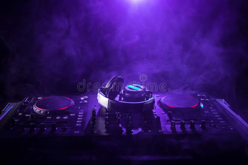 DJ przędzalnictwo Miesza i Drapa w, noc klubie, rękach dj polepszenia śladu różnorodne kontrola na, stroboskopów światłach i mgle zdjęcie royalty free DJ przędzalnictwo Miesza i Drapa w, noc klubie, rękach dj polepszenia śladu różnorodne kontrola na, stroboskopów światłach i mgle zdjęcie royalty free