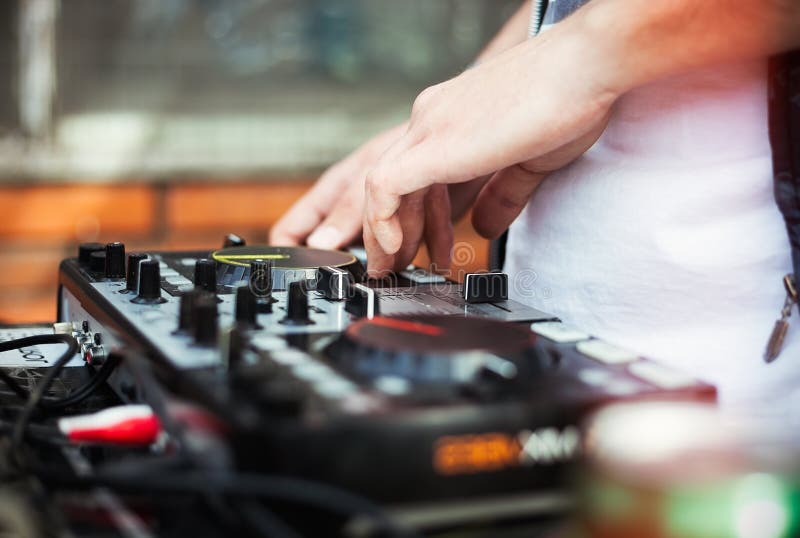 DJ que joga a música no controlador de midi fotografia de stock DJ que joga a música no controlador de midi fotografia de stock