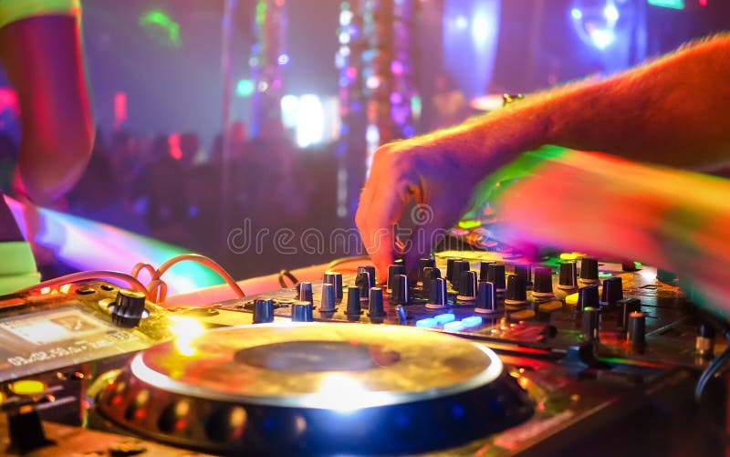 DJ que juega música del partido en jugador moderno del usb del Cd en club del disco foto de archivo DJ que juega música del partido en jugador moderno del usb del Cd en club del disco foto de archivo