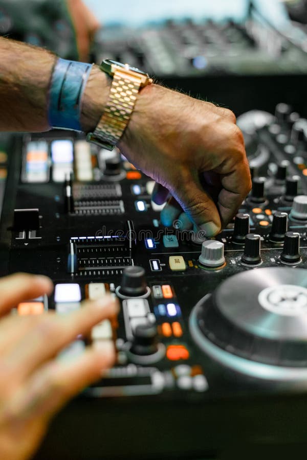 DJ que juega música electrónica en el festival imágenes de archivo libres de regalías DJ que juega música electrónica en el festival imágenes de archivo libres de regalías