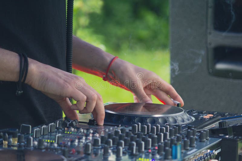 Dj som spelar diskot, inhyser progressiv electro musik p? konserten arkivfoto Dj som spelar diskot, inhyser progressiv electro musik p? konserten arkivfoto