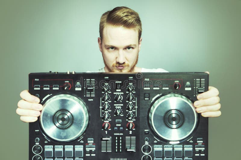 DJ με την κονσόλα για τον ήχο που αναμιγνύει την τοποθέτηση στο στούντιο στοκ εικόνα DJ με την κονσόλα για τον ήχο που αναμιγνύει την τοποθέτηση στο στούντιο στοκ εικόνα