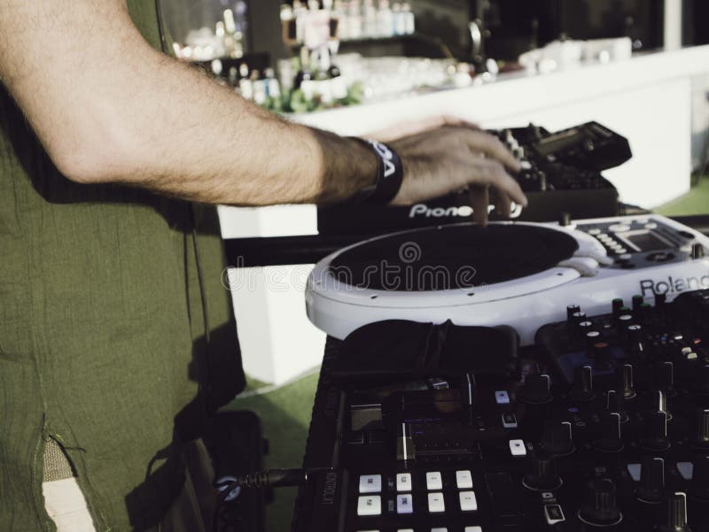 DJ играя на клубе, празднуя партию полнолуния, Koh Phangan, Surat Thani, Таиланд, январь 2019 стоковые изображения DJ играя на клубе, празднуя партию полнолуния, Koh Phangan, Surat Thani, Таиланд, январь 2019 стоковые изображения