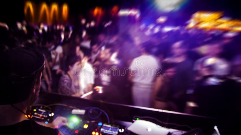 DJ с наушниками и dj установили на ночной клуб стоковое изображение DJ с наушниками и dj установили на ночной клуб стоковое изображение