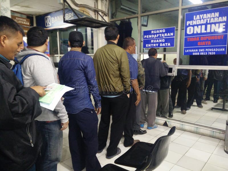 Djakarta/Indonesië 12 Maart 2019 Antrian de pelayanan pembuatan dienst van SIM of van het rijbewijs in satpas Oost-Djakarta royalty-vrije stock afbeeldingen Djakarta/Indonesië 12 Maart 2019 Antrian de pelayanan pembuatan dienst van SIM of van het rijbewijs in satpas Oost-Djakarta royalty-vrije stock afbeeldingen
