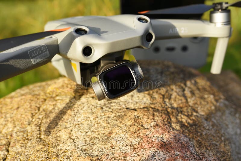 Dji Mavic Air 2s Drone Con Y Filtro Del Pozo Libre. Copter Para Fotografía Y Grabación De Vídeo Desde El España Madrid Octub Foto de archivo editorial - Imagen de descubrimiento,