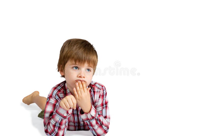 Djupt i tanke lägger pojken på magehanden till kanter arkivfoto Djupt i tanke lägger pojken på magehanden till kanter arkivfoto