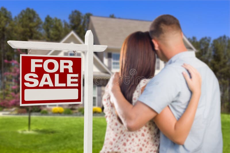 Dla sprzedaży Real Estate znaka, Militarna para Patrzeje dom zdjęcie royalty free Dla sprzedaży Real Estate znaka, Militarna para Patrzeje dom zdjęcie royalty free