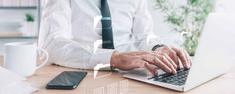 Dms del sistema di gestione documenti configurazione da parte dell'uomo d'affari che lavora sul computer portatile in ufficio fotografia stock