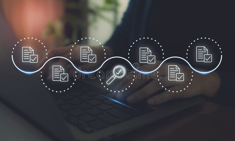 DMS-Konzept für Dokumentenverwaltung. Verwendung von Laptops für DMS mit futuristischer digitaler Schnittstelle. lizenzfreie stockbilder