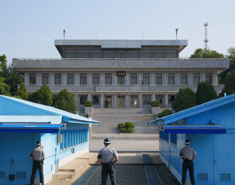 DMZ lub DPRK strefa zdemilitaryzowana od Południowego Korea obszycia Północny Korea z Poludniowo-koreańskimi żołnierzami patrzeje zdjęcie royalty free DMZ lub DPRK strefa zdemilitaryzowana od Południowego Korea obszycia Północny Korea z Poludniowo-koreańskimi żołnierzami patrzeje zdjęcie royalty free