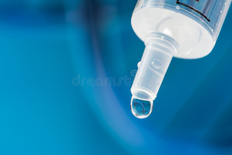 DNA odbicie w kropli od strzykawki zdjęcie stock DNA odbicie w kropli od strzykawki zdjęcie stock