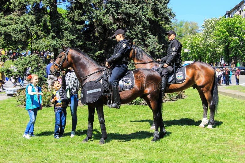 Dnipro, Dnepropetrovsk, Ukraina, Maj 9, 2018 Patrolowa policja na horseback ochrania porządek publicznego przy jawnymi wydarzenia zdjęcie royalty free Dnipro, Dnepropetrovsk, Ukraina, Maj 9, 2018 Patrolowa policja na horseback ochrania porządek publicznego przy jawnymi wydarzenia zdjęcie royalty free