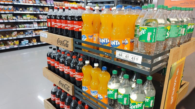 Dnipro Ucraina aprile 2025 : Assortimento colorato di bottiglie di Cocacola soda nel negozio di alimentari. concetto di fotografia stock libera da diritti
