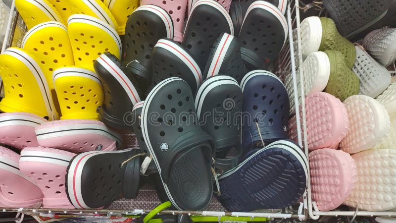 Dnipro Ucraina 26 aprile 2025 Assortimento colorato di gomme in un negozio di scarpe. concetto di calzature casual Crocs immagine stock libera da diritti