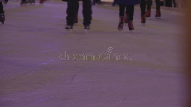 DNIPRO, UCRANIA - 6 de enero de 2019: Gente que patina en la pista al aire libre Patinadores de hielo en la noche del invierno