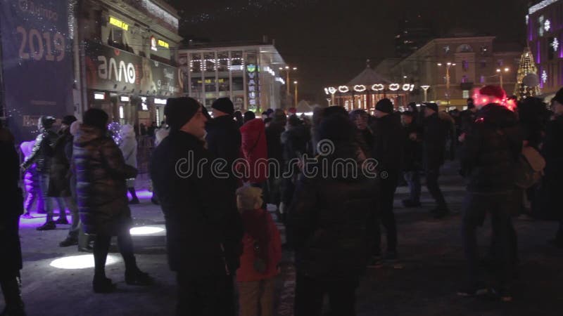 Dnipro, Ucrania - 6 de enero de 2019: La gente baila cerca del escenario en eventos masivos