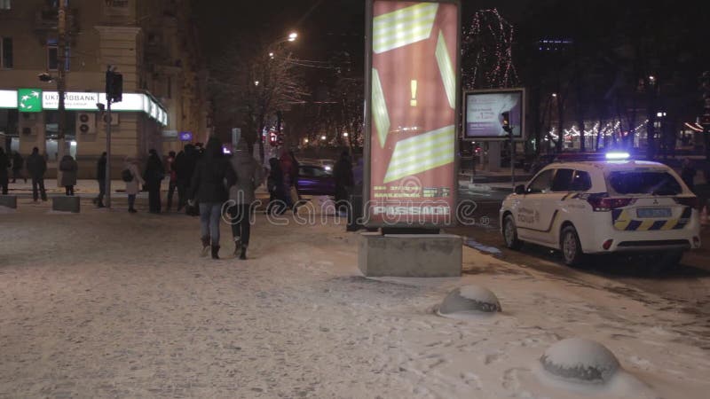 Dnipro, Ucrania - 6 de enero de 2019: La gente camina por una calle iluminada