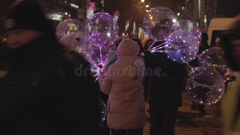 Dnipro, Ucrania - 6 de enero de 2019: Vendedores callejeros de coloridos globos ligeros