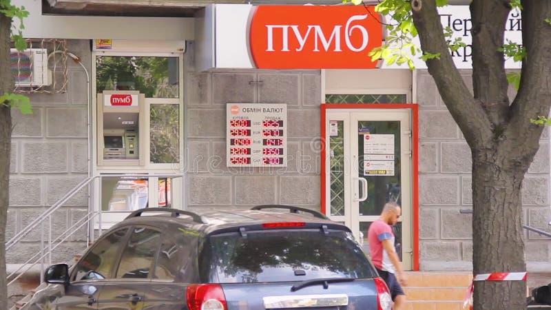 Dnipro, Ucrania - 30 de junio de 2019: sucursal del banco PUMB Firma con el logo del Primer Banco Internacional Ucraniano Pasajer