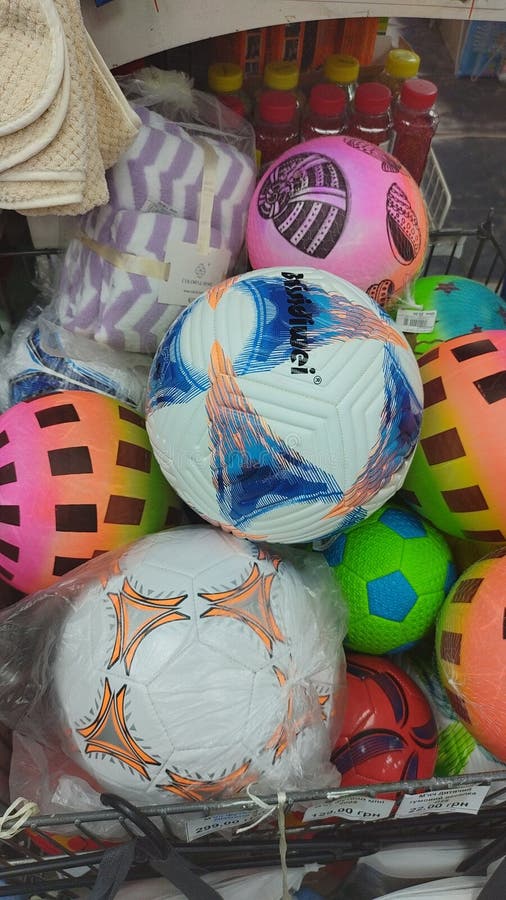 Dnipro Ukraina kwiecień 26 2025 Kolorowe kule sportowe w sklepie wystawowym. koncepcja rekreacyjnych dóbr sportowych zdjęcia stock