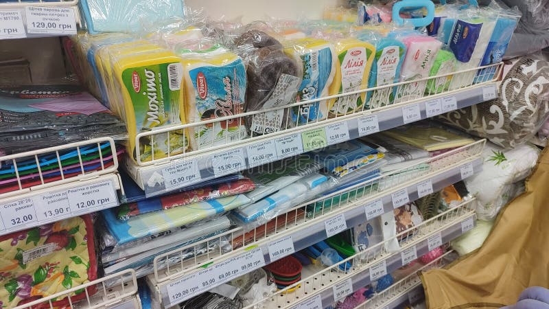 Dnipro Ukraina kwiecień 26 2025 Kolorowe zaopatrzenie w sprzątanie gospodarstw domowych na półce supermarketów. koncepcja opieki d zdjęcia royalty free