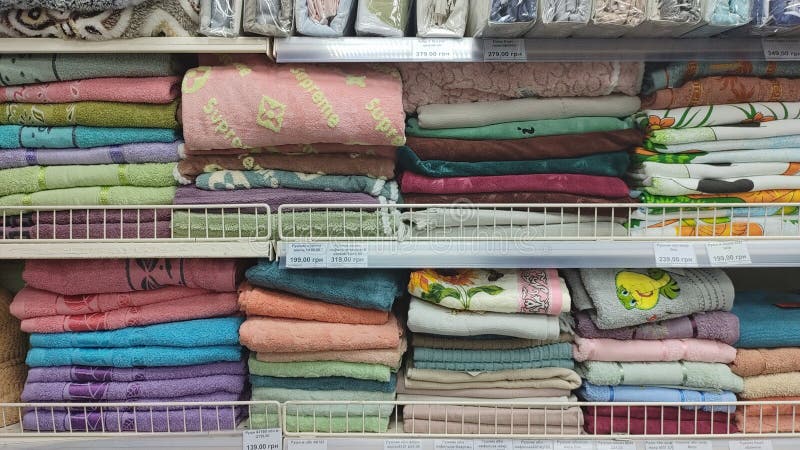 Dnipro Ukraina kwiecień 26 2025 Kolorowe zestawy miękkich ręczników teksturowanych starannie ułożone na półce detalicznej. koncepc obrazy stock