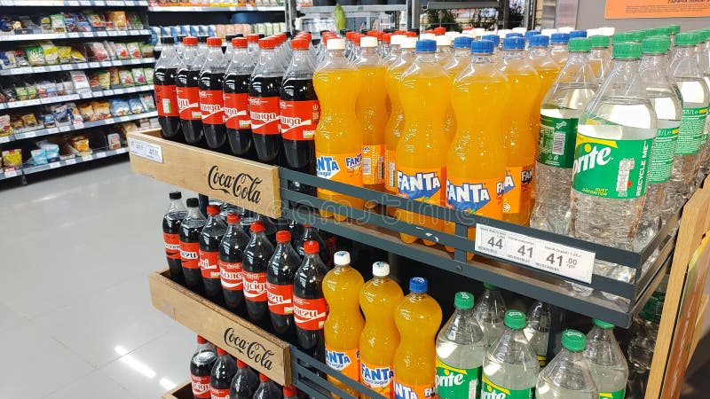 Dnipro Ukraina kwiecień 09 2025 : Kolorowy asortyment butelek sodowych w korytarzach supermarketów. koncepcja Cocacola obraz royalty free