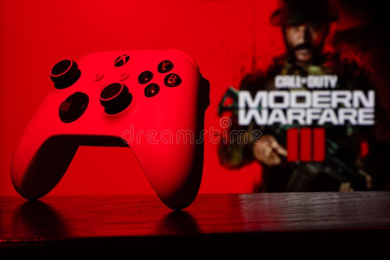 Dnipro Ukraina 28 september 2023 : Xbox Series S Robot White Controller med Duty Modern Warfare III-spel arkivbilder