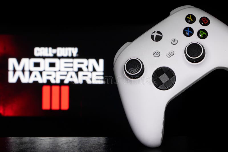 Dnipro Ukraina 28 september 2023 : Xbox Series S Robot White Controller med Duty Modern Warfare III-spel royaltyfri foto
