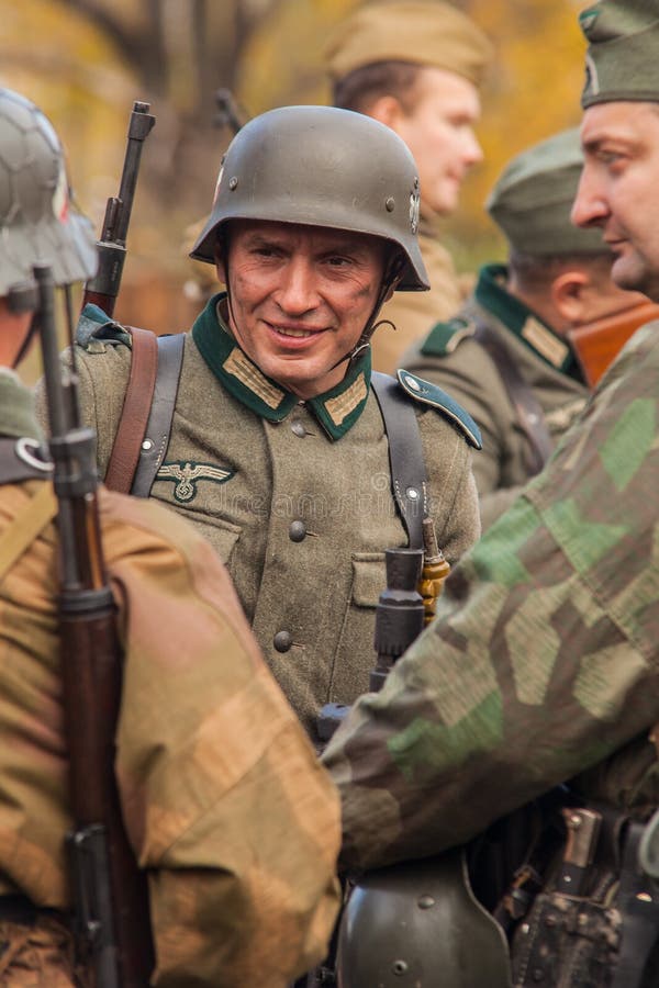 DNIPRODZERZHYNSK UKRAINA - OKTOBER 26: Historisk reenactment för medlem i den Nazi Germany likformign på Oktober 26,2013 i Dniprod royaltyfria bilder DNIPRODZERZHYNSK UKRAINA - OKTOBER 26: Historisk reenactment för medlem i den Nazi Germany likformign på Oktober 26,2013 i Dniprod royaltyfria bilder